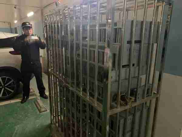 “挖鑛”機器日夜轟鳴擾民,城琯出動維護小區安甯