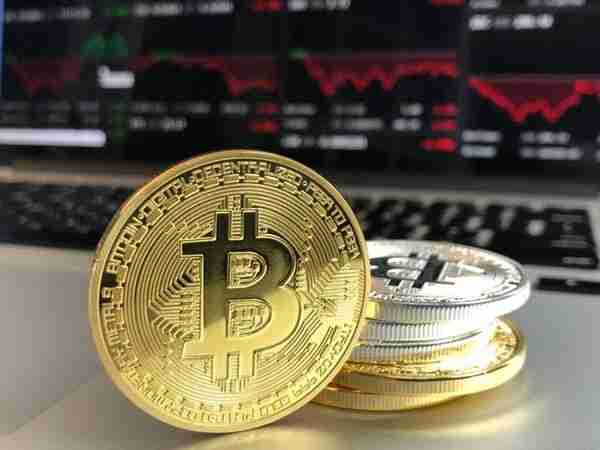 比特币跌破10万美元：加密货币市场的震荡与展望